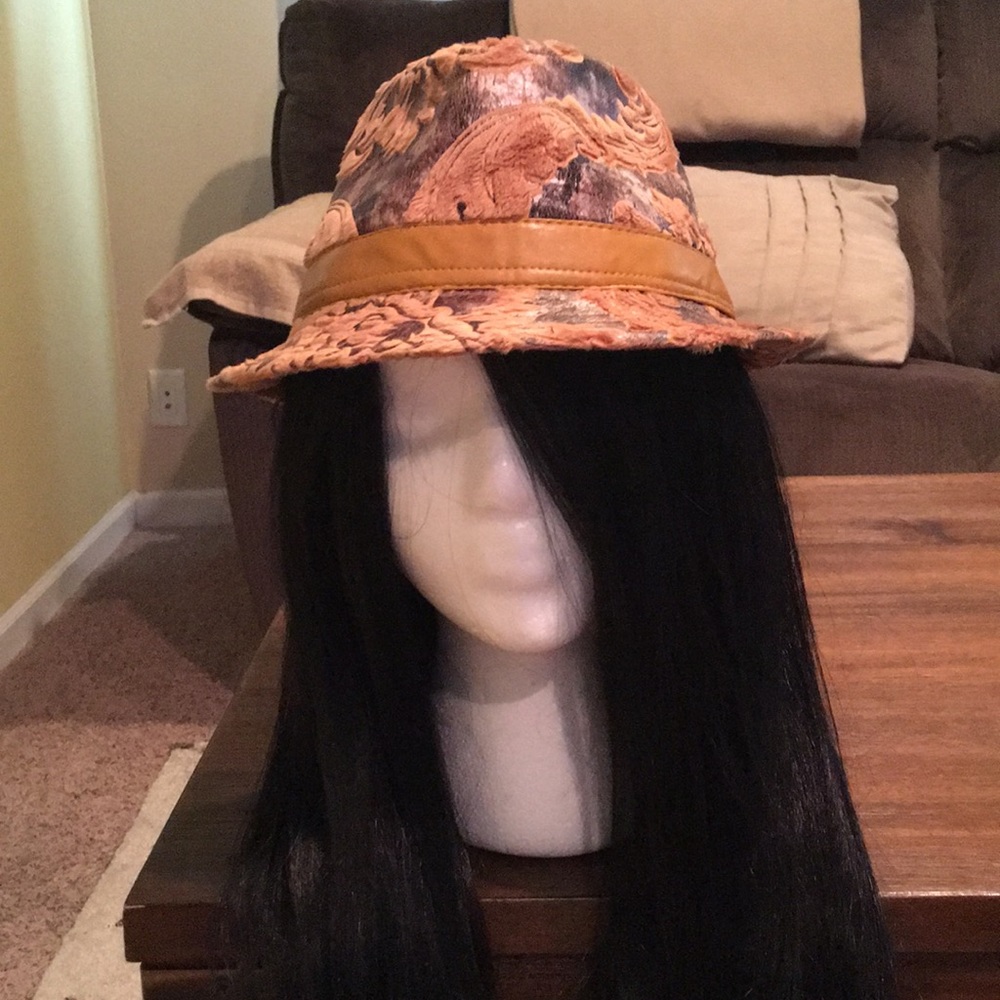 Mustard yellow strap hat.